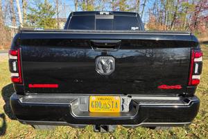 Ram 2500 Laramie Night Crew Cab 4x4 Hemi V8 Power, propre et d'occasion, modèle 2022 - Product Image 3