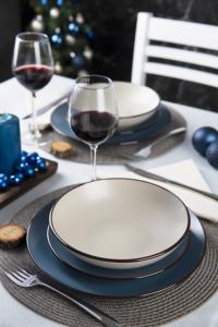 Service de vaisselle rond en grès 18 pièces, assiettes Blue Moon par Excelsa Europe et design italien, bord peint à la main, compatible lave-vaisselle - Product Image 5