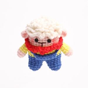 Muñeco de ganchillo hecho a mano, adorable, estilo Wind, con tirantes, acabado de lana, colgante de muñeco tejido, llavero de algodón hecho a mano - Product Image 5