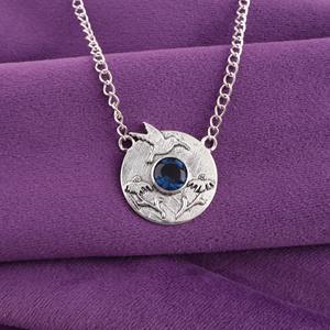Colgante de Topacio Azul de Londres con Corte Redondo y Medallón Grabado de Colibrí, Engastado en Plata 925, Especial para Regalos Festivos - Product Image 1