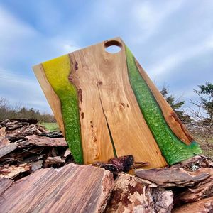 Planche à découper en bois avec vagues bleues et blanches fabriquées à la main, design rond durable pour une présentation élégante et une cuisine quotidienne - Product Image 5