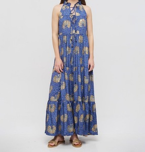 Robe longue sans manches 100% crêpe bleue avec fleurs dorées et cravate, style bohème, pour soirée, automne, taille unique - Product Image 1