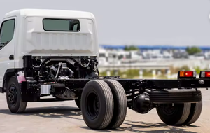 SUV turbo à direction à gauche prêt à être expédié en 2024 avec sièges en cuir, pneus R19 et porte-bagages de toit en alliage d'aluminium blanc - Product Image 2