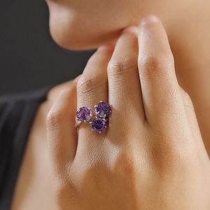 Bague élégante en argent sterling 925 avec trois pierres d'améthyste, bijoux de fiançailles minimalistes, pierres précieuses violettes, tendance pour les femmes - Product Image 2