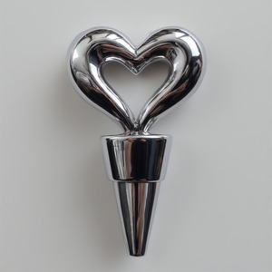 Tapón de Botella de Vino Personalizable, Duradero, con Borde Biselado, Chapado en Metal Color Gris Acero, Diseño Lujoso con Superficies Facetadas que Captan la Luz - Product Image 6