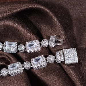 กำไลข้อมือเงินชุบด้วยเพชรจำลองตัดมรกตและเน้นไปด้วยประกายสร้อยข้อมือหรูหรา - Product Image 2