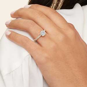 Bague de fiançailles solitaire à taille ronde plaquée or avec pierres latérales, élégante bague de mariage pour femme - Product Image 4