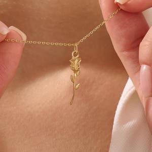 สร้อยคอเงินแท้ 925 ชุบทองคำ 14K ดีไซน์มินิมอล รูปดอกกุหลาบ สร้อยคอรูปดอกไม้ แรงบันดาลใจจากธรรมชาติ สไตล์คริสเตียน สำหรับทุกเพศ เหมาะเป็นของขวัญวันวาเลนไทน์ - Product Image 2