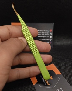 Pince à cils professionnelle Saaqaans Enterprises en acier inoxydable 10 mm, anti-statique, avec grip diamanté, anti-magnétique et confortable - Product Image 1