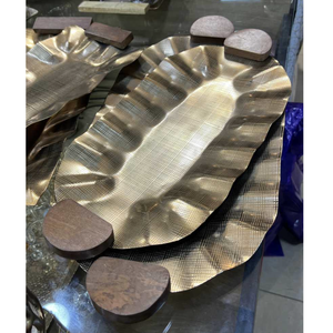 Bandeja DE SERVICIO DE METAL decorativa de mesa de gran tamaño pulido brillante con asas de madera Bandeja de bebidas y aperitivos para restaurante - Product Image 3