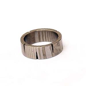 Bague en acier inoxydable damas personnalisée faite à la main avec incrustation en laiton hommes femmes bague de fiançailles unisexe par fabricant de couteaux - Product Image 2