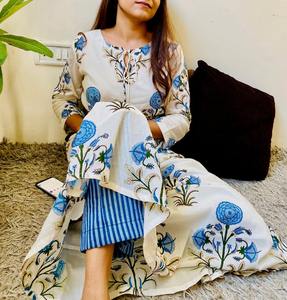 ชุดผ้าคอตตอนพิมพ์ลายดอกชบาสีน้ำเงินเข้มสำหรับผู้หญิงชุดเสื้อผ้าแฟชั่นอินเดียผลิตในอินเดีย - Product Image 4