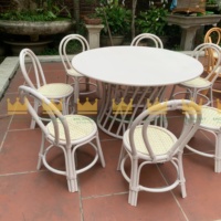 Ensemble de table et de chaises modernes et écologiques en rotin élégant et sûr pour les enfants pour les hôtels en plein air et les parcs