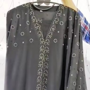 Elegante ropa tradicional musulmana para mujeres Modesto estilo Abaya Hermoso trabajo hecho a mano que incluye un accesorio: un accesorio Islámico - Product Image 1