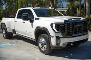 GMC Sierra 3500HD Denali Ultimate Crew Cab 4x4 2024, Bajo Kilometraje, Caja de Cambios Automática, Volante a la Izquierda, Neumáticos R20, Estado Oscuro - Product Image 3