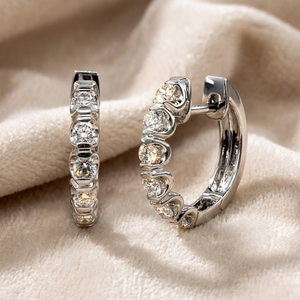 Collection de bijoux intemporels, boucles d'oreilles créoles classiques en or blanc massif 18 carats avec diamants naturels sertis en griffes rondes, anniversaire - Product Image 1
