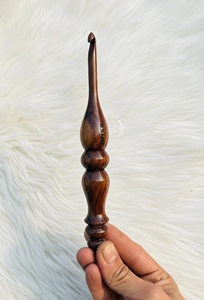 Crochet en bois et résine sur mesure |   Aiguille à crocheter ergonomique artisanale pour le tricot, le tissage et les travaux de filature DIY - Product Image 6