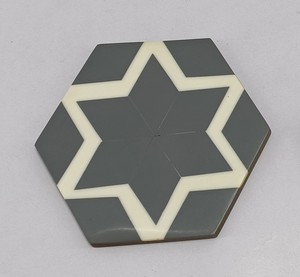 Nouveauté : Porte-sous-verres rond classique en bois, écologique, personnalisable, de qualité supérieure, fait main - Product Image 3