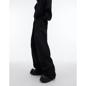 Conjunto de Chándal para Hombre de Alta Calidad, Estilo Vintage de Invierno, Chaqueta Corta con Cremallera, Pantalones Anchos de Cintura Alta, Color Negro y Gris - Product Image 4