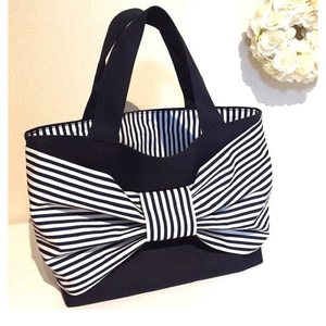 Sac fourre-tout en toile à rayures marine avec un grand nœud décoratif en bleu marine et blanc, conçu pour un port quotidien élégant à l'épaule - Product Image 1