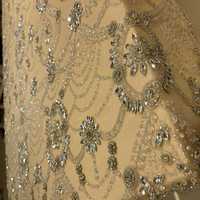 Tissu en Dentelle Brodé Main Indien avec Perles pour Confectionner des Lehengas de Mariage – Textile Élégant à Base de Filet pour Vêtements Ethniques Personnalisés