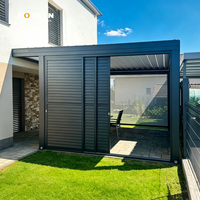 Pergola à lames orientables en aluminium avec panneaux coulissants et stores motorisés pour jardin résidentiel à Koper, Slovénie