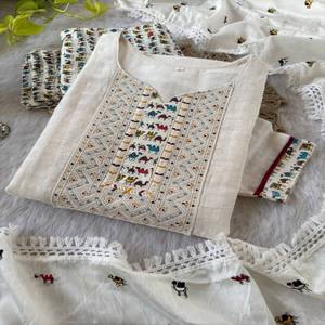 Ensemble élégant de pantalons Kurti Dupatta en coton pur et doux brodé de col et de manches, pantalon en coton imprimé avec dentelle et Butti Dupatta - Product Image 2