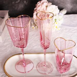 Hermosa copa de vino de cristal de color rosa, de belleza atemporal, lo que la hace adecuada tanto para noches informales como para celebraciones formales. - Product Image 1