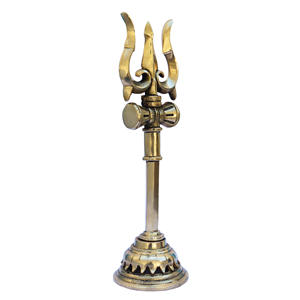 La Trisula consiste en tres puntas afiladas que se elevan majestuosamente desde un eje central. - Product Image 2