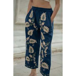 Pantalon en coton brodé Suzani, motif floral unique, broderie à la main, vêtements de détente bohèmes pour femmes, pyjama d'été, taille unique - Product Image 3