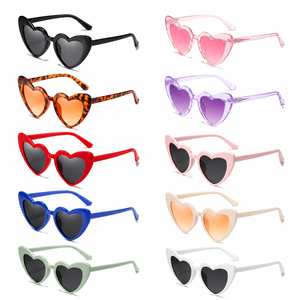 Gafas de sol con forma de corazón para mujer, lentes de sol informales a la moda, con protección UV, color rosa, rojo, azul, blanco, verde, tortuga Hawksbill - Product Image 1