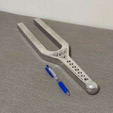 ส้อมเสียงความถี่ 639 เฮิรตซ์ ความแม่นยำสูง |   ด้วยค้อน |   สำหรับการบำบัดด้วยเสียงและการบำบัดรักษา - Product Image 3