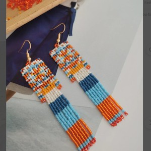 Boucles d'oreilles à franges perlées de qualité supérieure, blanches, bleues et oranges, style bohème, longues et imposantes - Product Image 2
