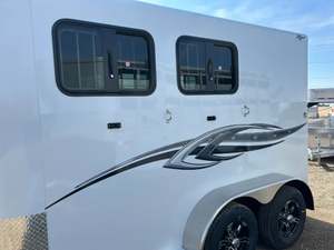 Remolque para Caballos Titan Royal II 2025 Nuevo, con Doble Puerta Trasera, Disponible a Bajo Precio - Product Image 4