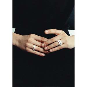 Anillo de Eternidad Jackie con Diamantes de Corte Esmeralda en Oro Blanco - Product Image 4