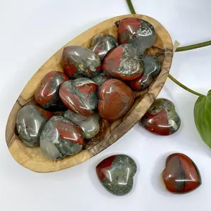 Los corazones naturales de piedra de sangre africana son una variedad de Calcedonia verde intenso, un cuarzo Cripto cristalino, salpicado de jaspe rojo - Product Image 1