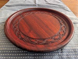 Bandeja de servicio redonda de 9,5 "con diseño de nudo celta, hecha de Paduk, acabado seguro para alimentos 100% - Product Image 2
