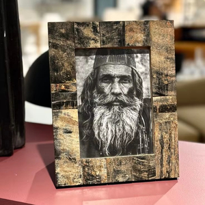 Cadre photo décoratif en corne avec des textures polies douces apportant une sophistication terreuse à des designs d'intérieur rustiques élégants - Product Image 1