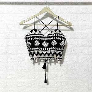 Top Corto Negro con Estampado de Bloques, Volantes Bordados y Cuello Halter Calado, Prenda de Punto para Mujer - Product Image 1