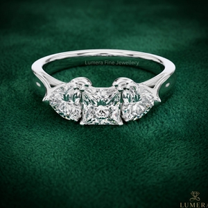 แหวนเพชรทรงปรินเซสคัทจาก Lumera Fine Jewellery ได้รับการรับรองจาก IGI เพชรเพาะเลี้ยงสี D ประดับด้วยเพชรทรงหัวใจด้านข้าง ชุบทอง 18K - Product Image 1