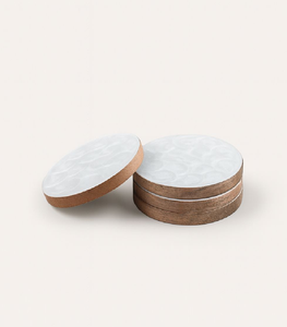 Posavasos redondos sofisticados con incrustaciones de resina texturizada blanca y base de madera. Disponible a precios de mayoreo - Product Image 1