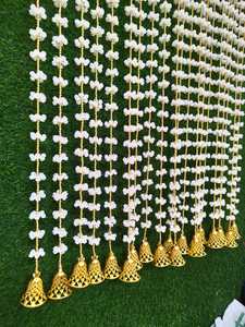 พวงมาลัยดอกมะลิประดิษฐ์แบบฟู พร้อมลูกปัดสีทองและกระดิ่ง สำหรับงานแต่งงานแบบอินเดียใต้ - Product Image 2