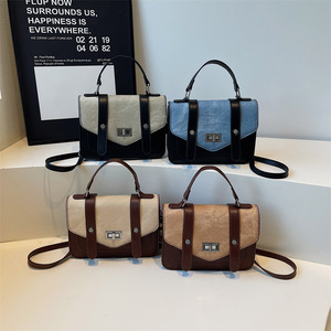 Sac bandoulière carré en PU imperméable et tendance pour femme, collection Printemps 2026, avec chaîne - Product Image 1
