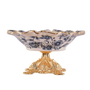 Cendrier de luxe en laiton doré avec un design en porcelaine florale style européen classique et base décorative ornée - Product Image 4