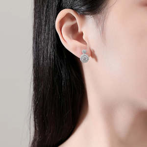 Pendientes de Moissanita de 1 Ct con Elegante Diseño de Gota - Product Image 5