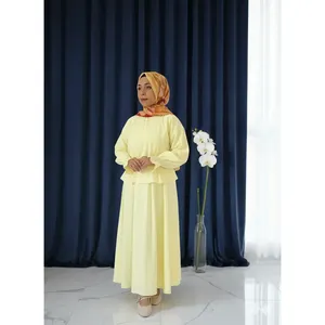 Ensemble hijab décontracté deux pièces respirant à manches longues avec détail élastique en tissu crêpe à volants - Product Image 1