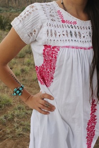 Vestido de Verano Vintage Oaxacano, Corte en A, Largo Té, Talla XL, Algodón, Bordado a Mano con Rosas, Colores Vibrantes, Mangas Cortas Sexys - Product Image 5