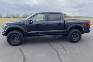 LISTO PARA ENVIAR: Ford F-150 Raptor 2022 con Motor V8 Supercargado de 720 HP, Tracción en las Cuatro Ruedas y Estándar de Emisiones EURO VI - Product Image 4