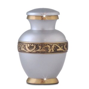 Urna Funeraria Clásica de Latón con Hermoso Diseño de Mariposa, Acabado Rojo y Pulido - Product Image 2