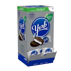 YORK Dark Chocolate Peppermint Patties, boîte de bonbons en vrac, 84 oz (175 pièces) - Product Image 1